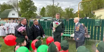 ПАРАД ПОД ОКНОМ ДЛЯ ЖИВОГО ГЕРОЯ